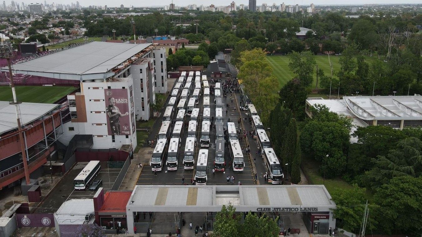 Atlético de olho: mídia argentina aponta quantos ônibus e voos do Lanús vão ao Paraguai