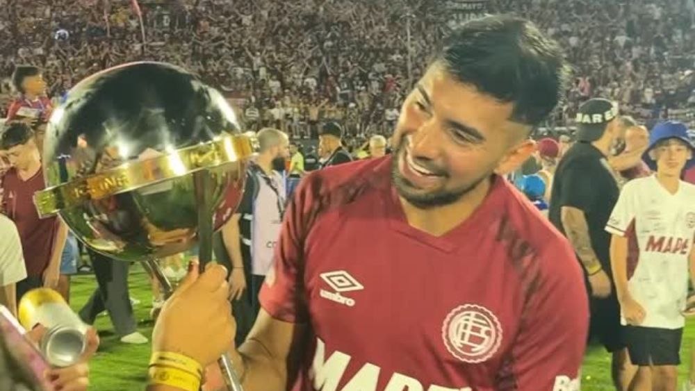 Lanús campeão: veja momento em que time ergue troféu da Sul-Americana