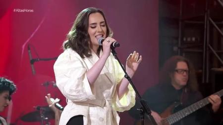 Lara cantou músicas no 'Altas Horas'