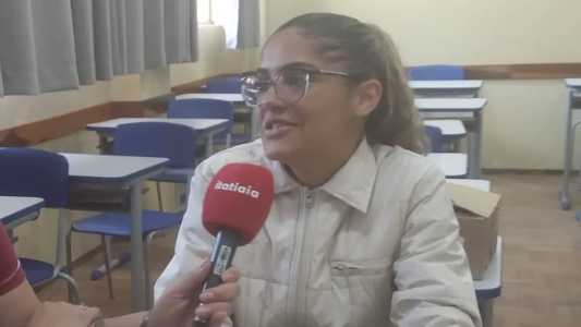 Lara desenvolve projetos com Arduíno