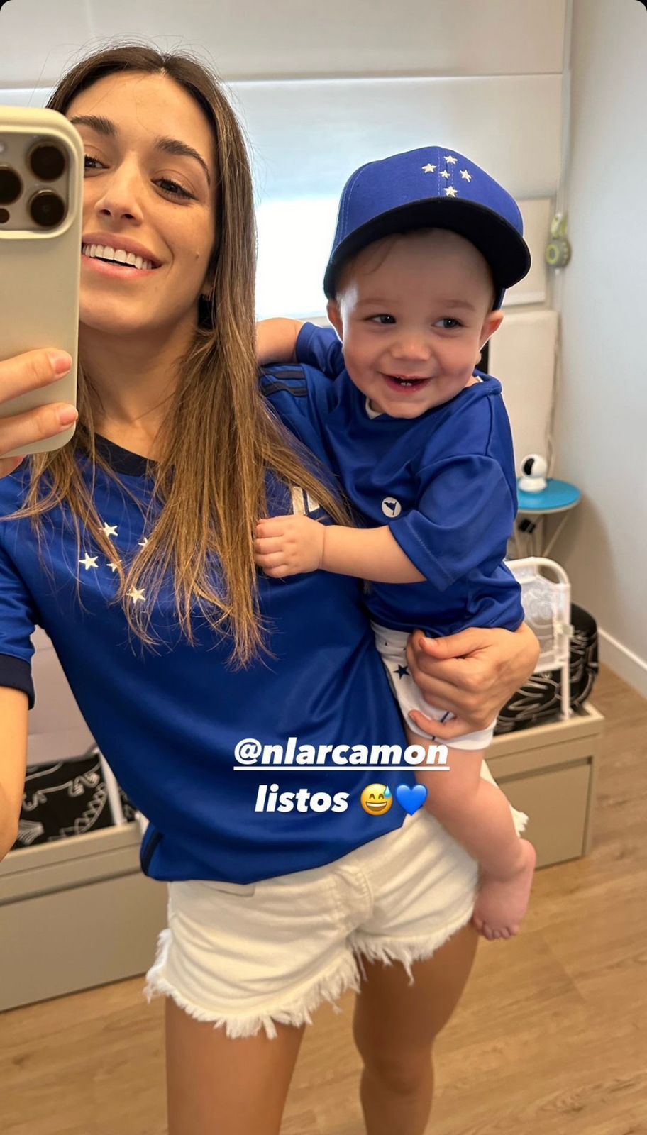 Esposa e filho de Larcamón vestem camisa do Cruzeiro antes de clássico com Atlético