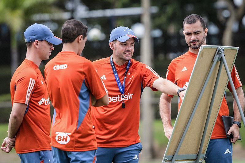 Escalação do Cruzeiro: Larcamón surpreende e muda ataque para jogo com Tombense