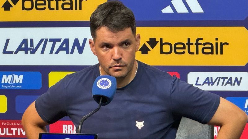 Técnico do Cruzeiro, Larcamón comenta concorrência entre Dinenno e Rafael Elias