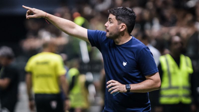 Após vitória do Cruzeiro, Larcamón manda recado a Felipão, técnico do Atlético