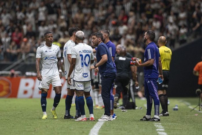 Larcamón orienta jogadores do Cruzeiro em clássico na Arena MRV