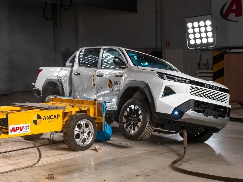 Nova Toyota Hilux, que chega em 2027, tira nota máxima em teste de segurança