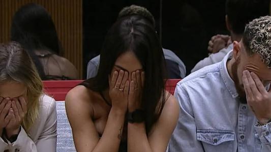 Larissa deixou o jogo nessa terça-feira (14)