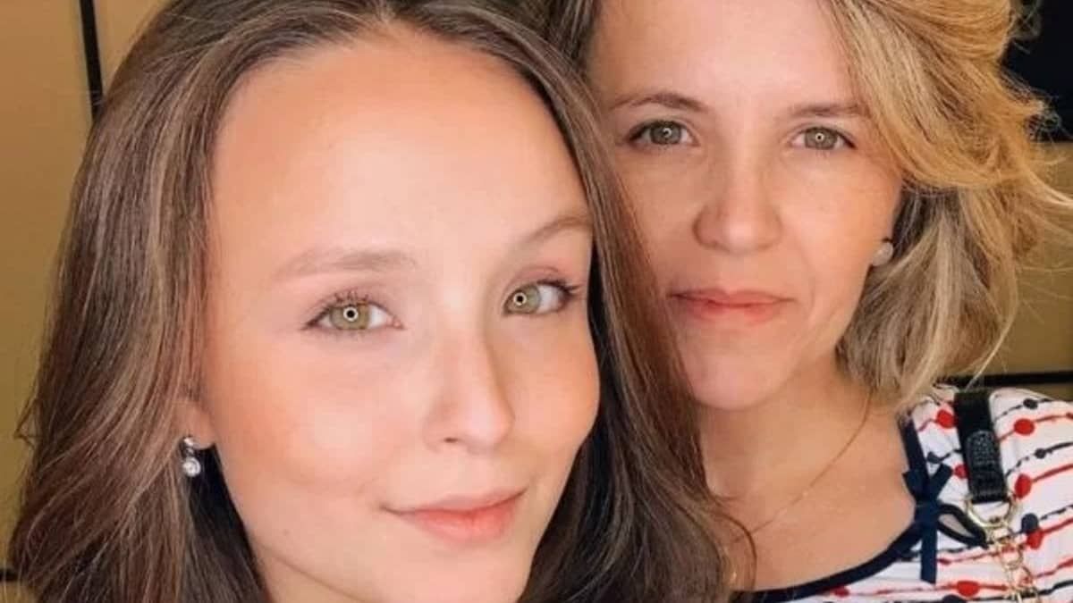 Larissa Manoela expõe gravações da mãe: 'pode me chamar de mercenária'
