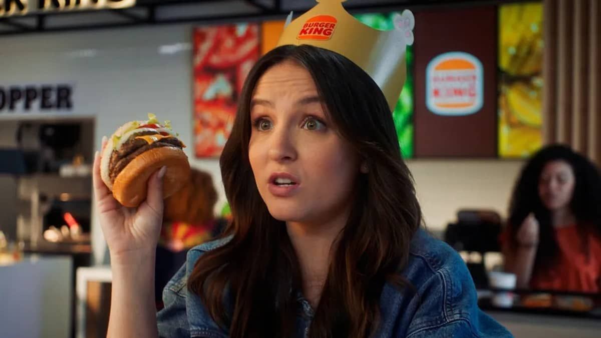 Larissa Manoela provoca os pais em comercial do Burger King: ‘o dinheiro é meu’
