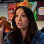 Larissa Manoela provoca os pais em comercial do Burger King: ‘o dinheiro é meu’