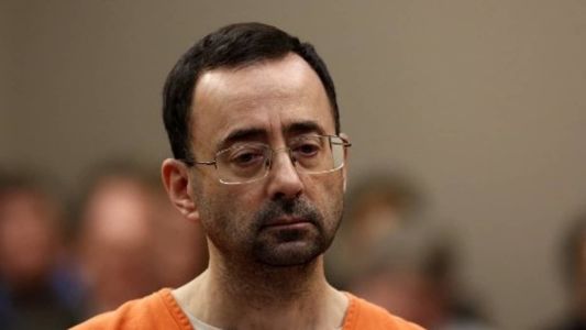 Larry Nassar foi condenado a décadas de prisão em 2017 e em 2018, por agressões sexuais contra mais de 250 ginastas, em sua maioria menores de idade