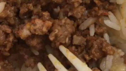 Larvas aparecem vivas em carne moída