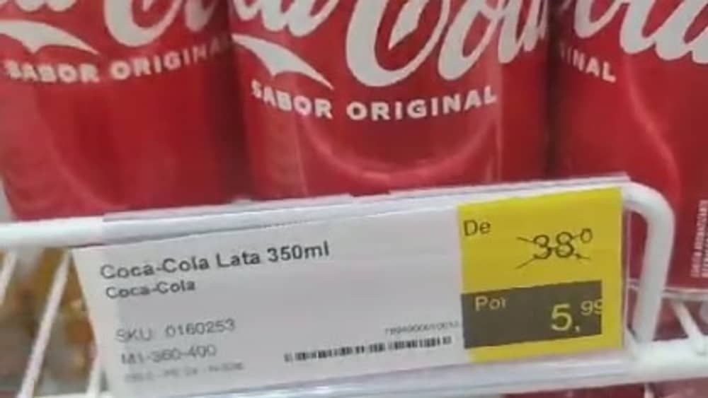 Vídeo: cliente flagra desconto 'absurdo' em lata de Coca-Cola durante Black Friday