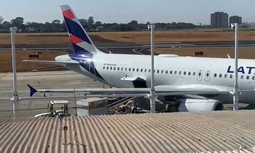 Queda de avião em Vinhedo: vídeo mostra chegada de corpo de mineiro a MG