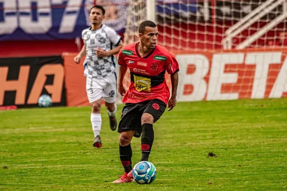 Lateral que passou por clube mineiro é acusado de matar namorado da ex e abusá-la