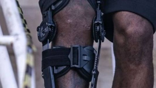 Lateral do Cruzeiro publicou imagem em que o joelho aparece com uma proteção