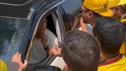Lateral Igor Cariús foi abordado pelo torcedores