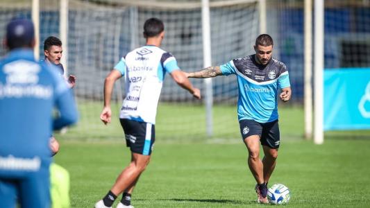 Lateral João Pedro trabalhou normalmente com bola