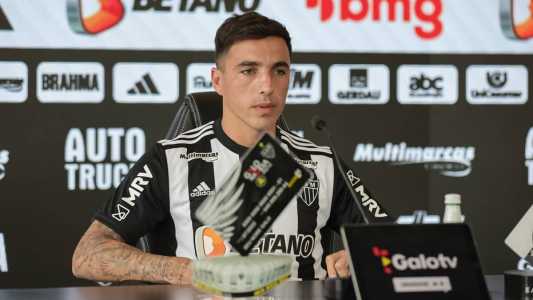 Lateral Saravia foi apresentado nesta sexta (17) pelo Atlético