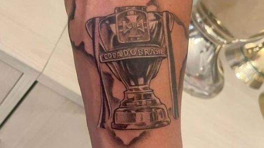 Lateral tatuou a taça da Copa do Brasil no braço