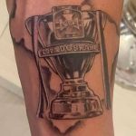 Jogador do São Paulo tatua taça da Copa do Brasil no braço; veja  