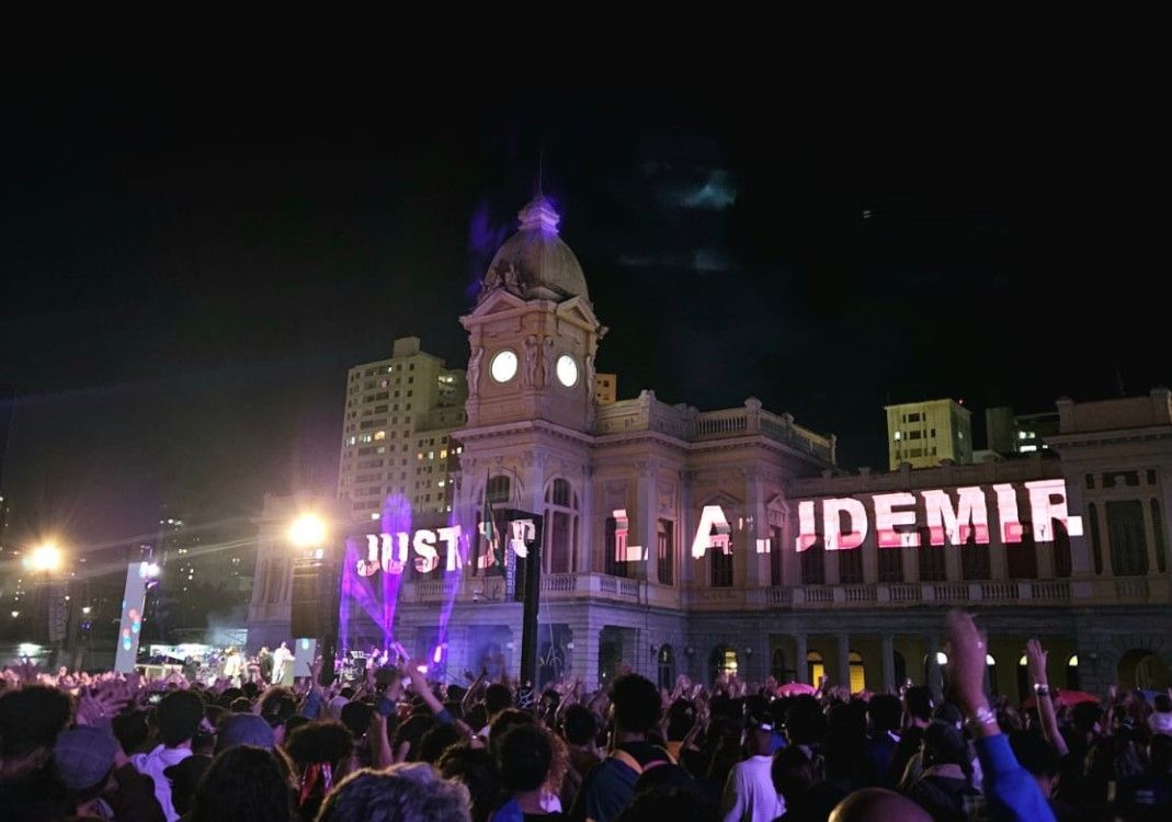 Rapper FBC pede Justiça por gari Laudemir em show na Praça da Estação, em BH