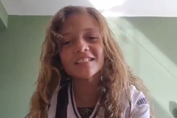 Sucesso nas redes, torcedora do Atlético comenta saídas e 'perdoa' zagueiro