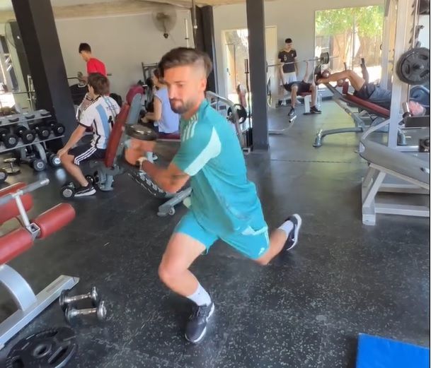 Atacante treina nas férias com novo uniforme do Cruzeiro; veja vídeo