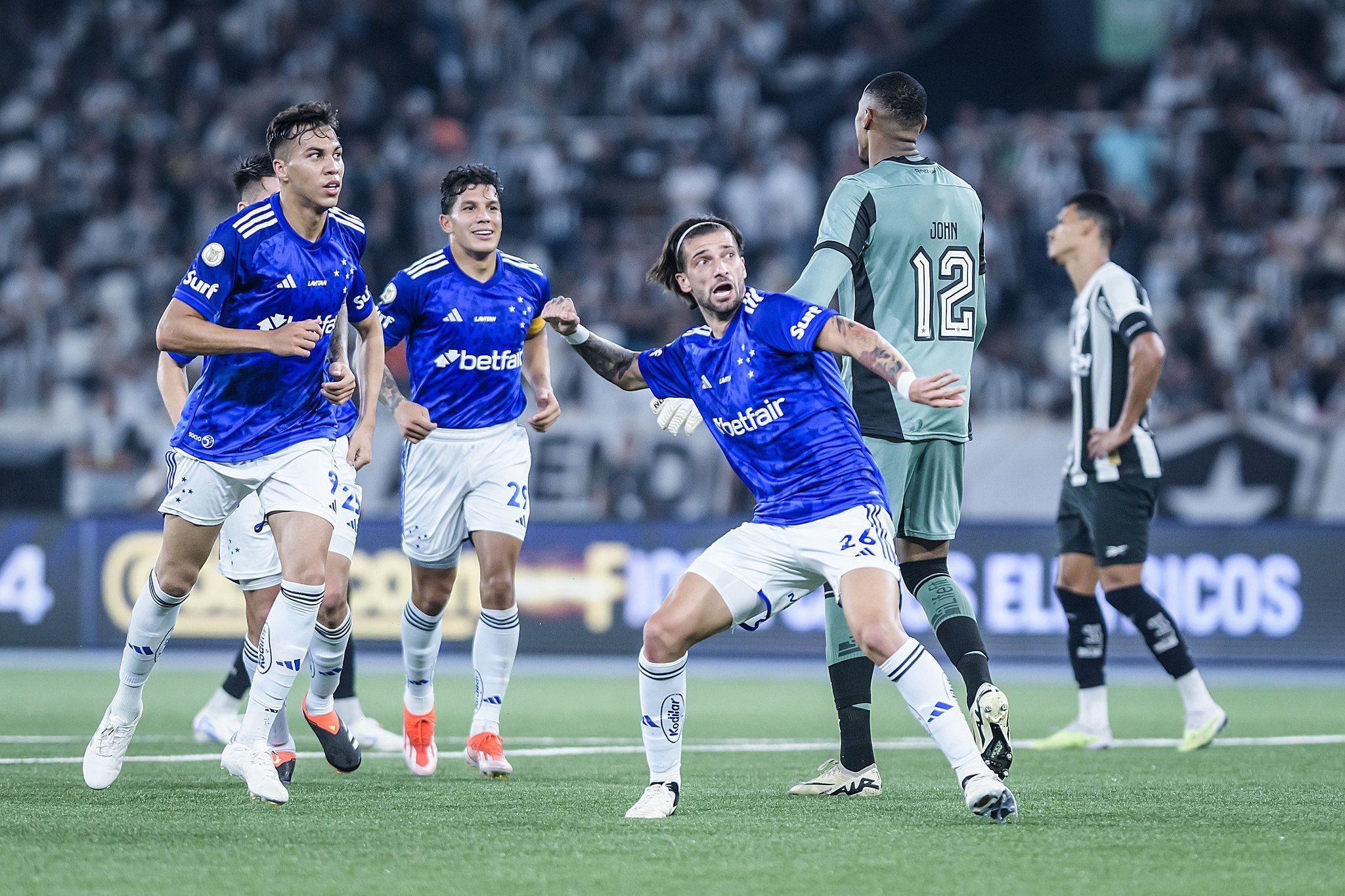 Cruzeiro dá show, goleia líder Botafogo e se consolida no bloco de cima do Brasileiro