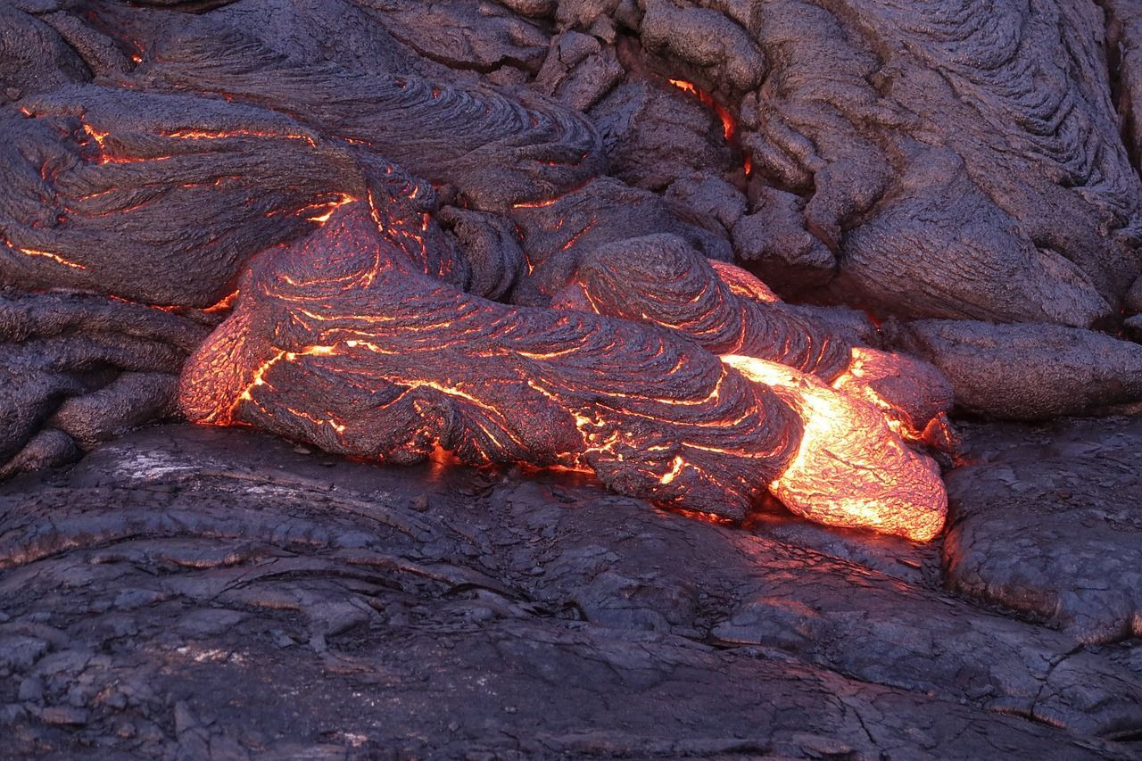 Vulcão entra em erupção na Indonésia e projeta fumaça quilométrica