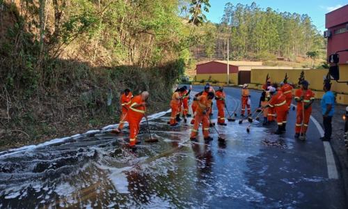 Servidores do Demlurb lavaram trecho da União Indústria onde houve acidente entre ônibus e carreta em Juiz de Fora