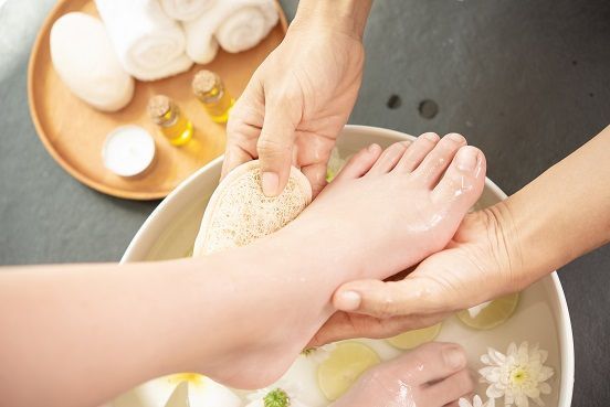 Lavar os pés com bicarbonato de sódio e sal: por que é recomendado e para que serve