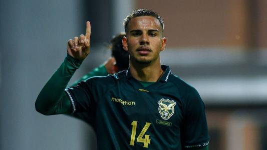 Robson Matheus comemora gol da Bolívia sobre a Jordânia em amistoso internacional