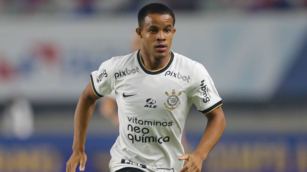 Lázaro avalia estreias no Corinthians e explica “sumiço” de Matheus Bidu