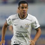 Lázaro avalia estreias no Corinthians e explica “sumiço” de Matheus Bidu