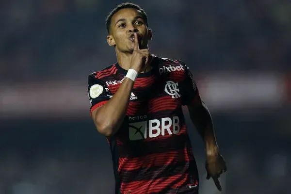 Lázaro viaja para Brasil e fica perto de oficializar acerto com Palmeiras