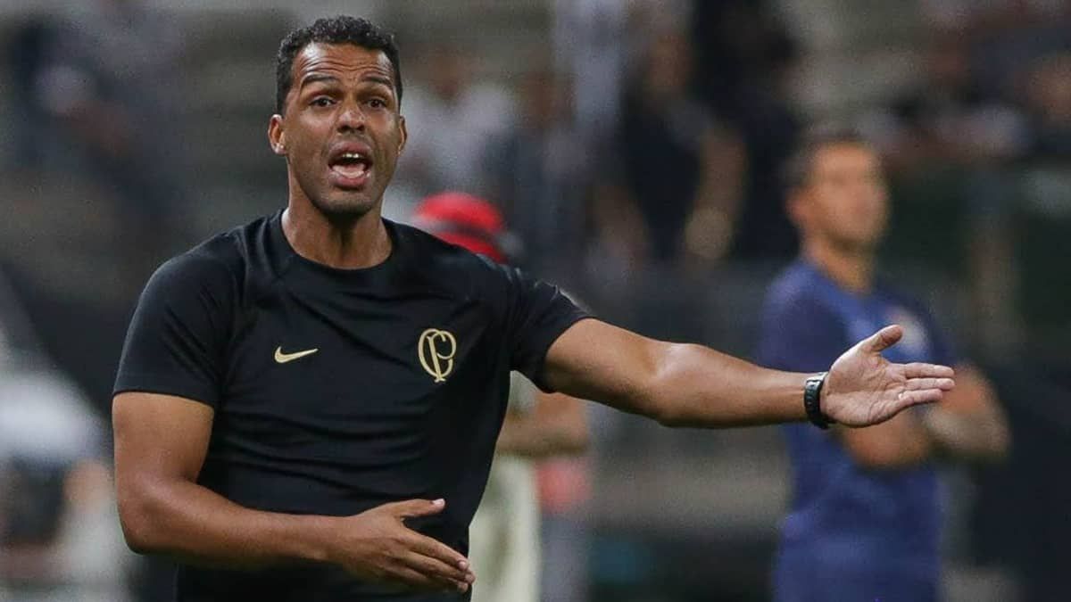 Lázaro responde sobre possibilidade de demissão no Corinthians