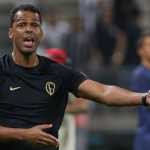 Lázaro responde sobre possibilidade de demissão no Corinthians