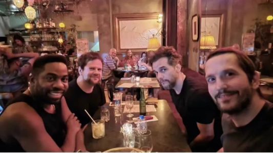 Lázaro Ramos, Selton Mello, Wagner Moura e Vladmir Brichta juntos em bar no Rio de Janeiro