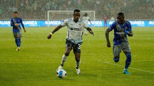 LDU e Emelec tiveram o jogo suspenso por causa da forte chuva que caía sobre Quito