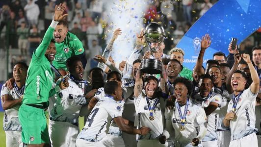 LDU ergue a taça de campeão da Copa Sul-Americana 2023