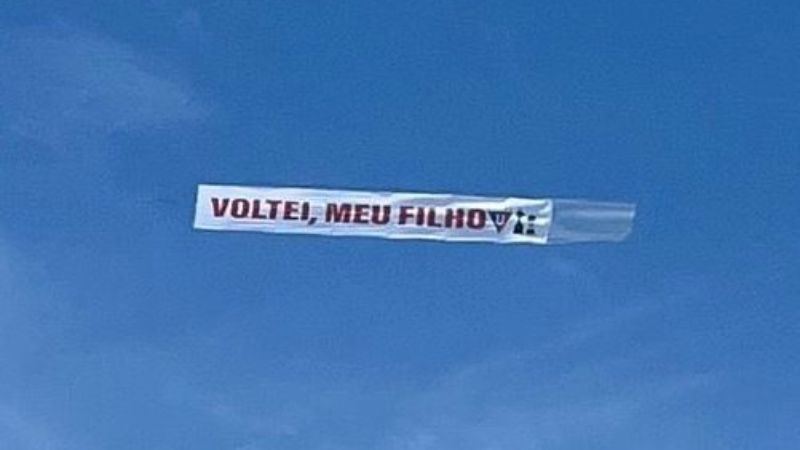 Torcedores da LDU provocam Fluminense com faixa em avião: 'Voltei, meu filho'