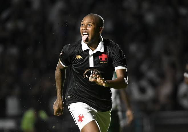 Vasco confirma saída de lateral-esquerdo para o futebol árabe por empréstimo