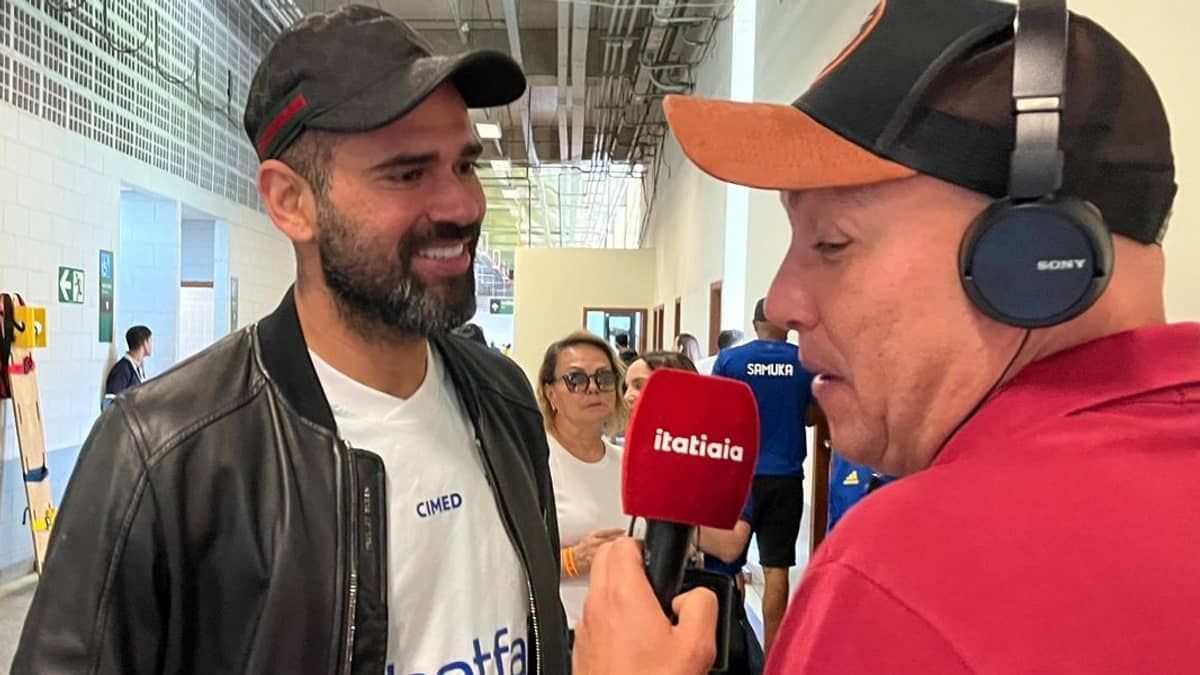 Com camisa do Cruzeiro, Leandro Castán vai ao Horto e exalta irmão e Ronaldo