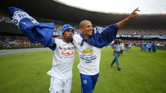 Leandro, ex-lateral-esquerdo, e Alex, ex-meia, em volta olímpica antes do fim de jogo contra o Paysandu