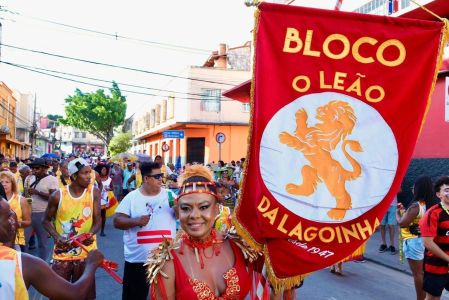 Fotos mostram foliões acompanhando o bloco O Leão da Lagoinha, no Carnaval de Belo Horizonte