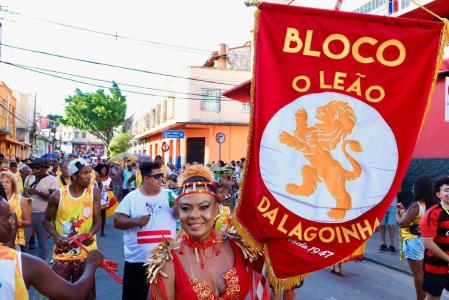 Fotos mostram foliões acompanhando o bloco O Leão da Lagoinha, no Carnaval de Belo Horizonte