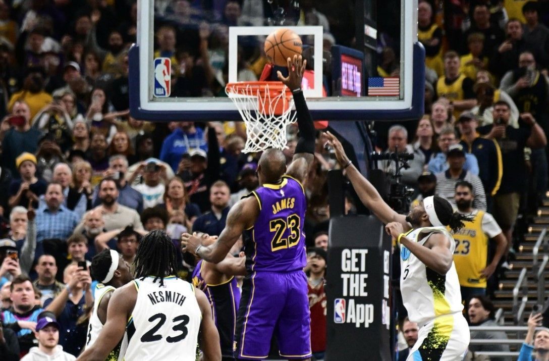 LeBron James decide com 'tapinha' no fim, e Lakers derrotam Pacers na NBA