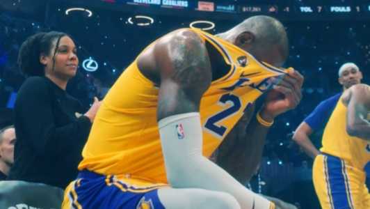 LeBron se emocionou com homenagem em Cleveland