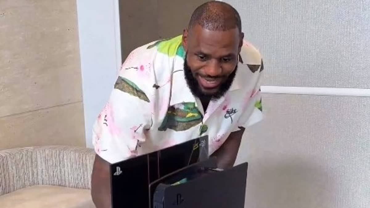 LeBron James ganha PlayStation 5 personalizado e se impressiona: 'Meu Deus!'